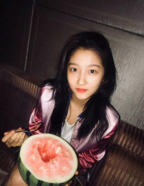 新婚吃瓜写真视频,新婚夫妇甜蜜吃瓜写真视频大揭秘