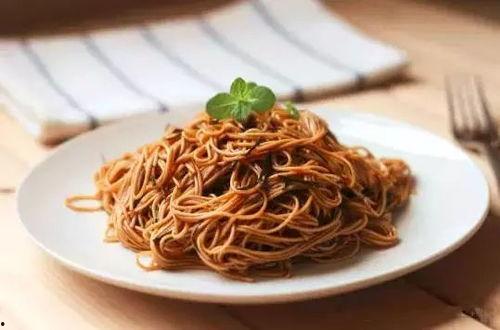 群众吃瓜拌面视频,一场别开生面的群众美食盛宴