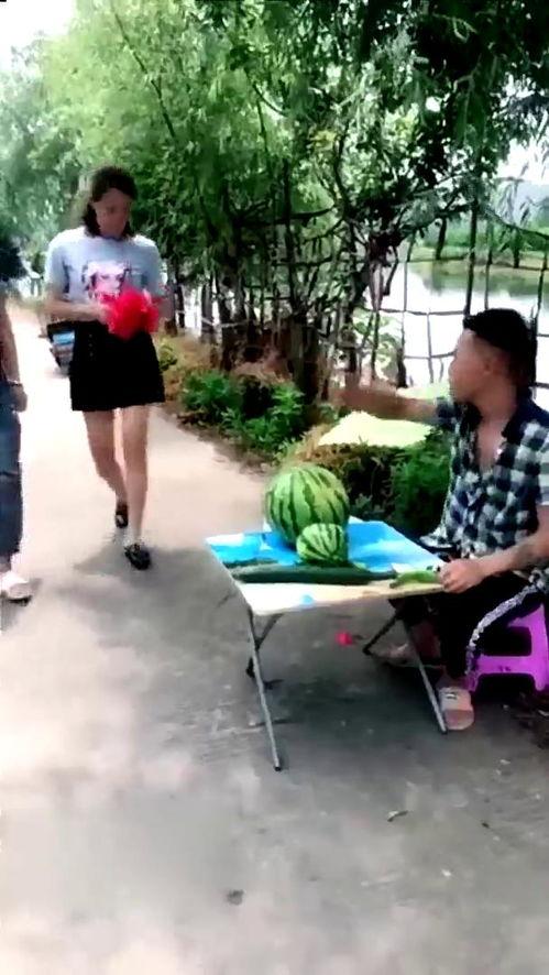 容东公园吃瓜事件视频播放,视频曝光引发网友热议