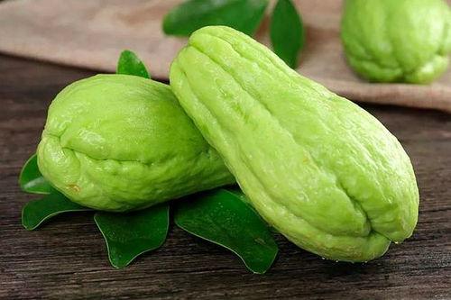 男子中毒吃佛手瓜视频,警惕常见食物安全风险